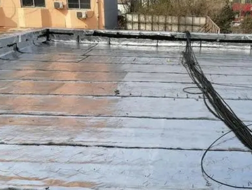 金水区卫生间漏水维修公司分享下金水区屋面楼顶防水刚性防水层施工要点。